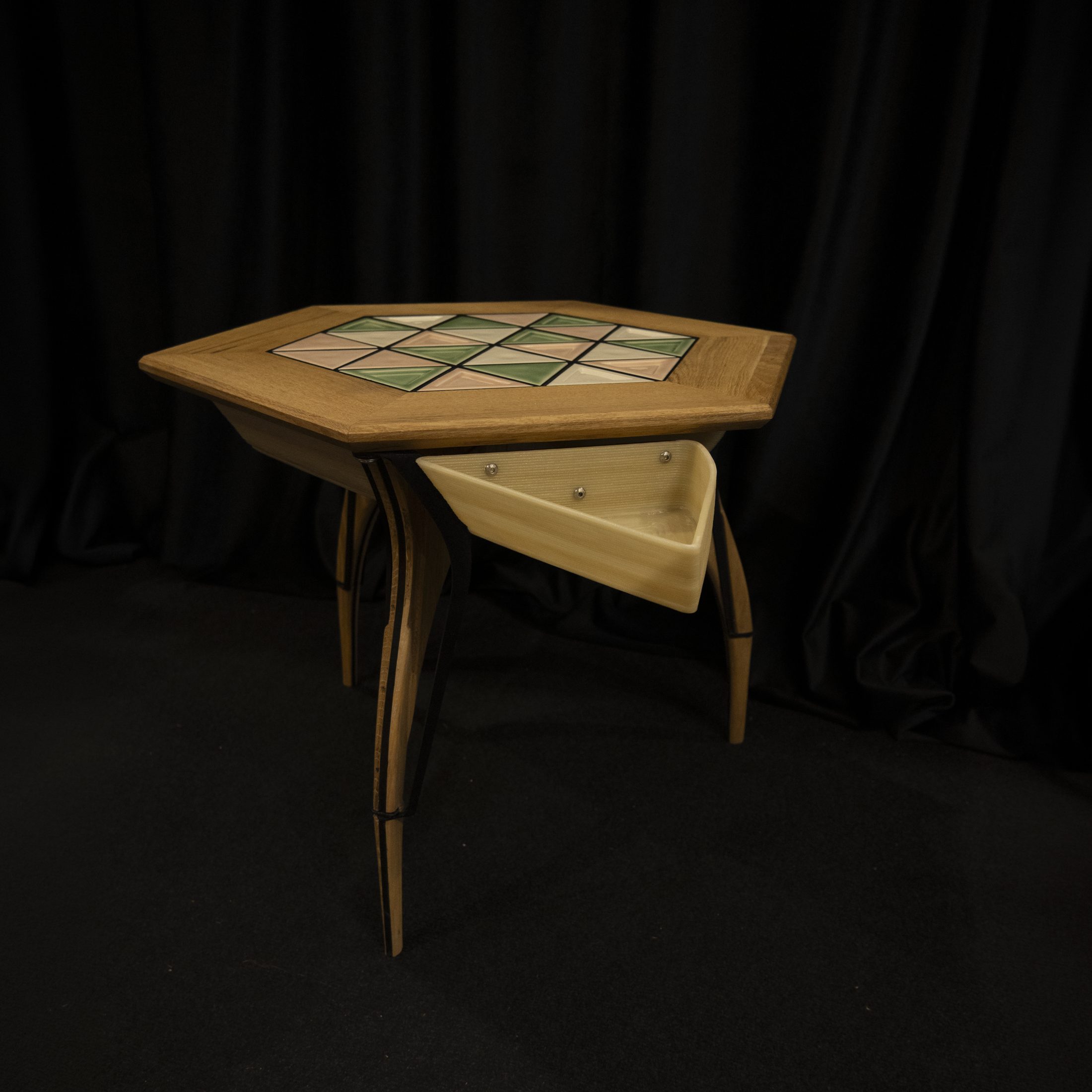 Lumvia table with its drawer open