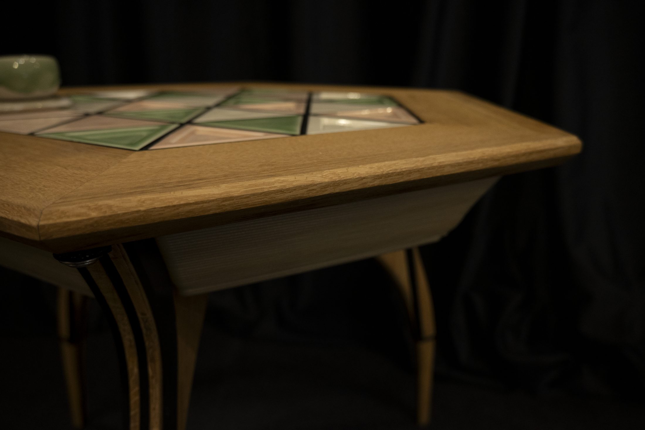 Lumvia sculptural oak table, wide view
