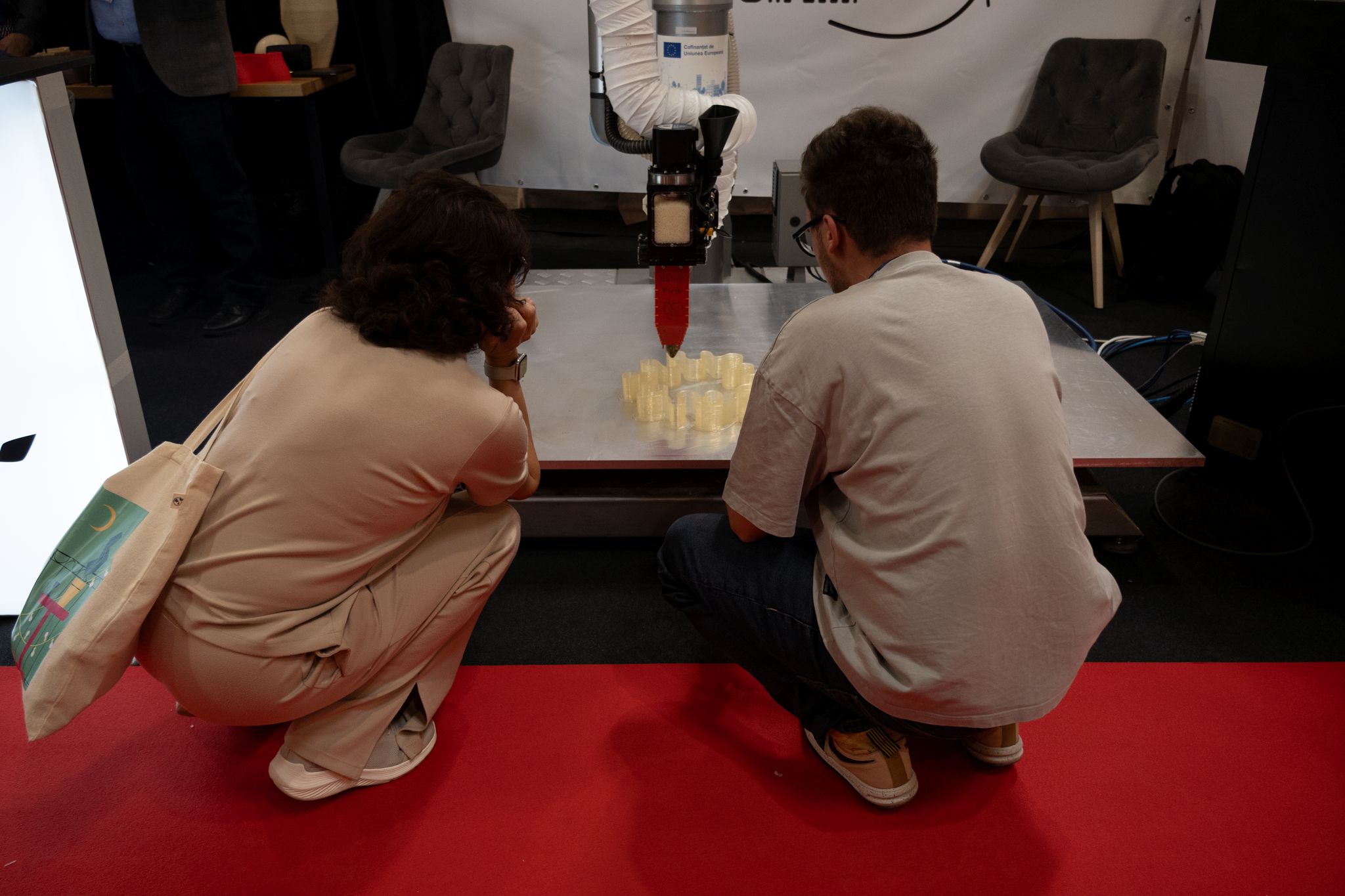 Visitors watching the 3D printing robot at the mkt stand at BIFE-SIM 2026