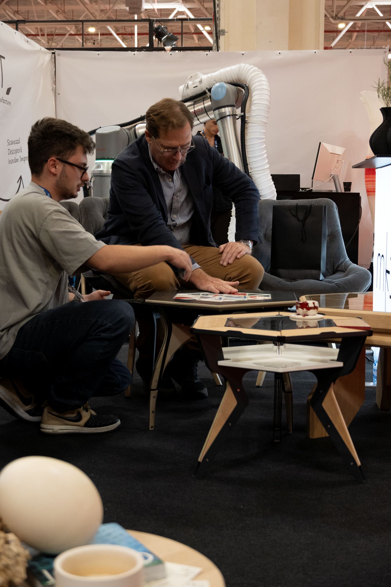Man touching Lumvia table at BifeSim 2026