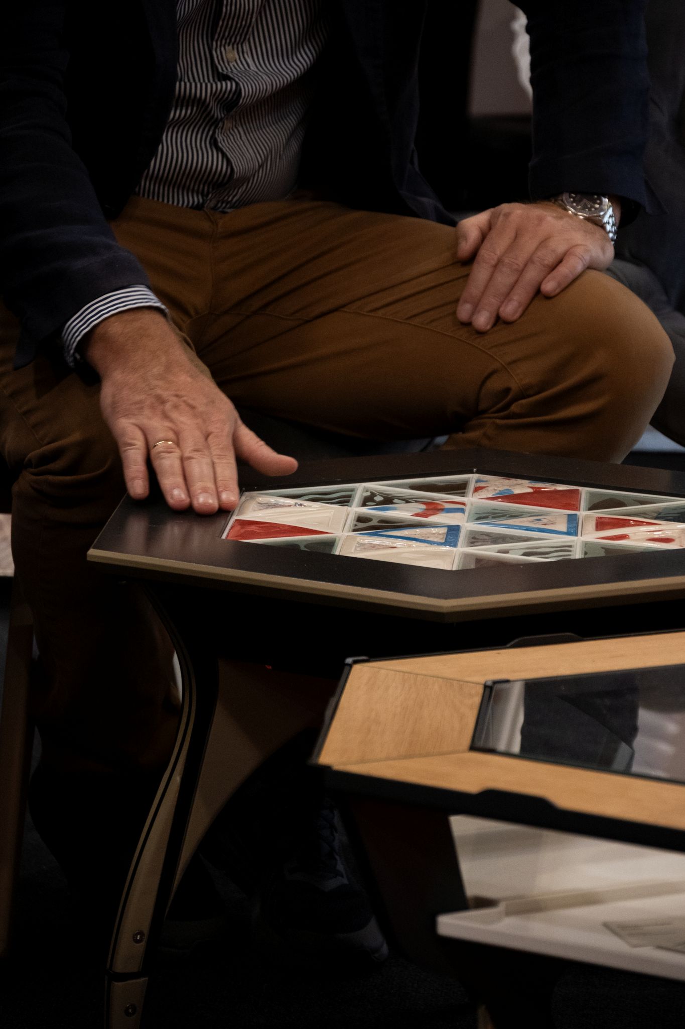 Man touching Lumvia table at BifeSim 2026